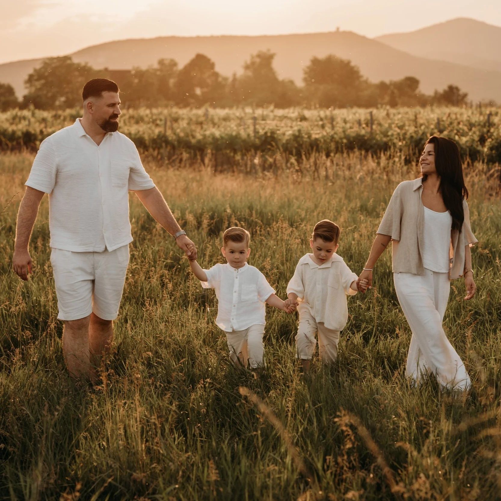 Victoria mit ihrer Familie im Feld bei Sonnenuntergang