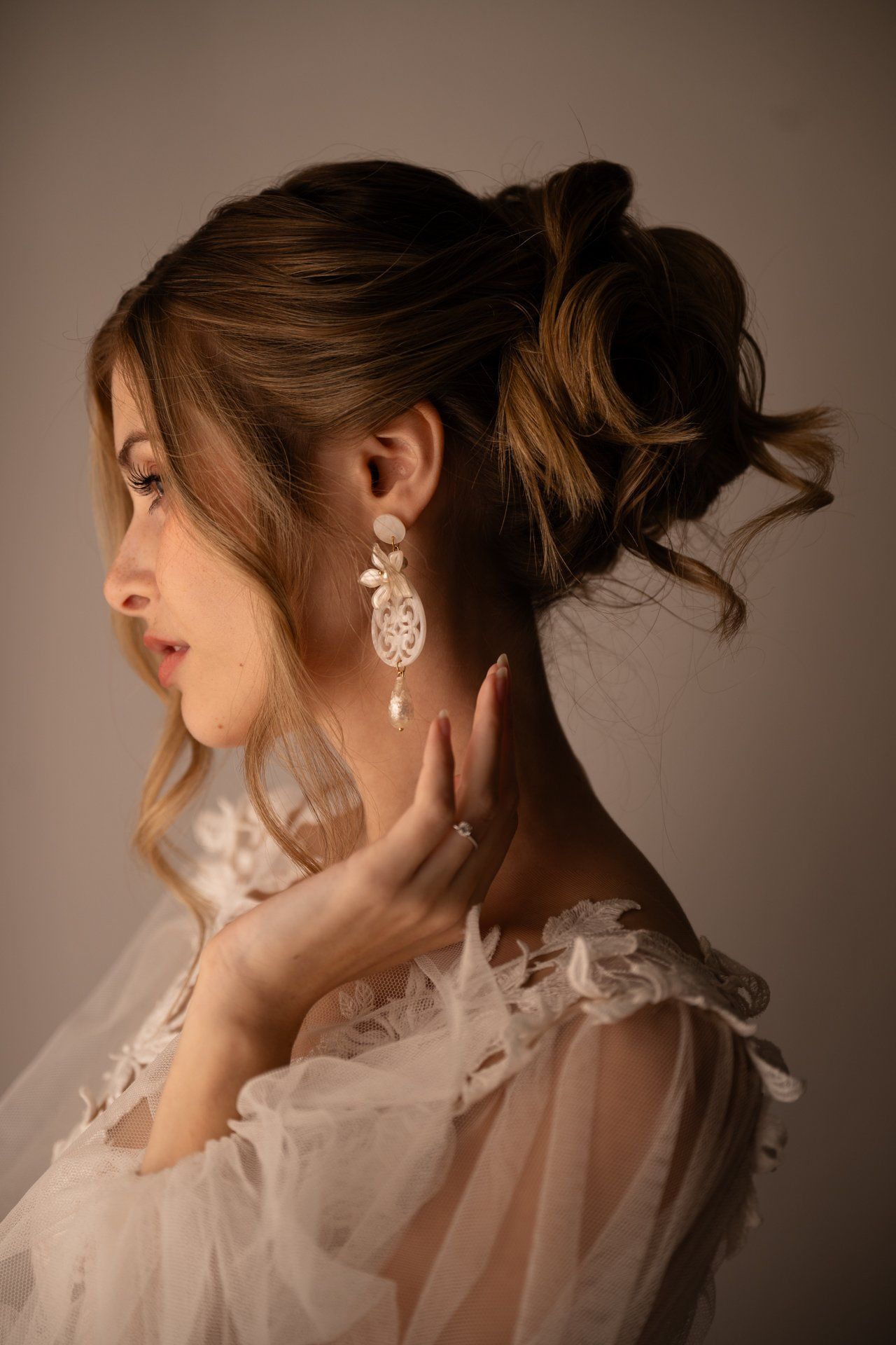 Liebevoll arrangierte Hochzeitsdetails mit Blumen und Ringen