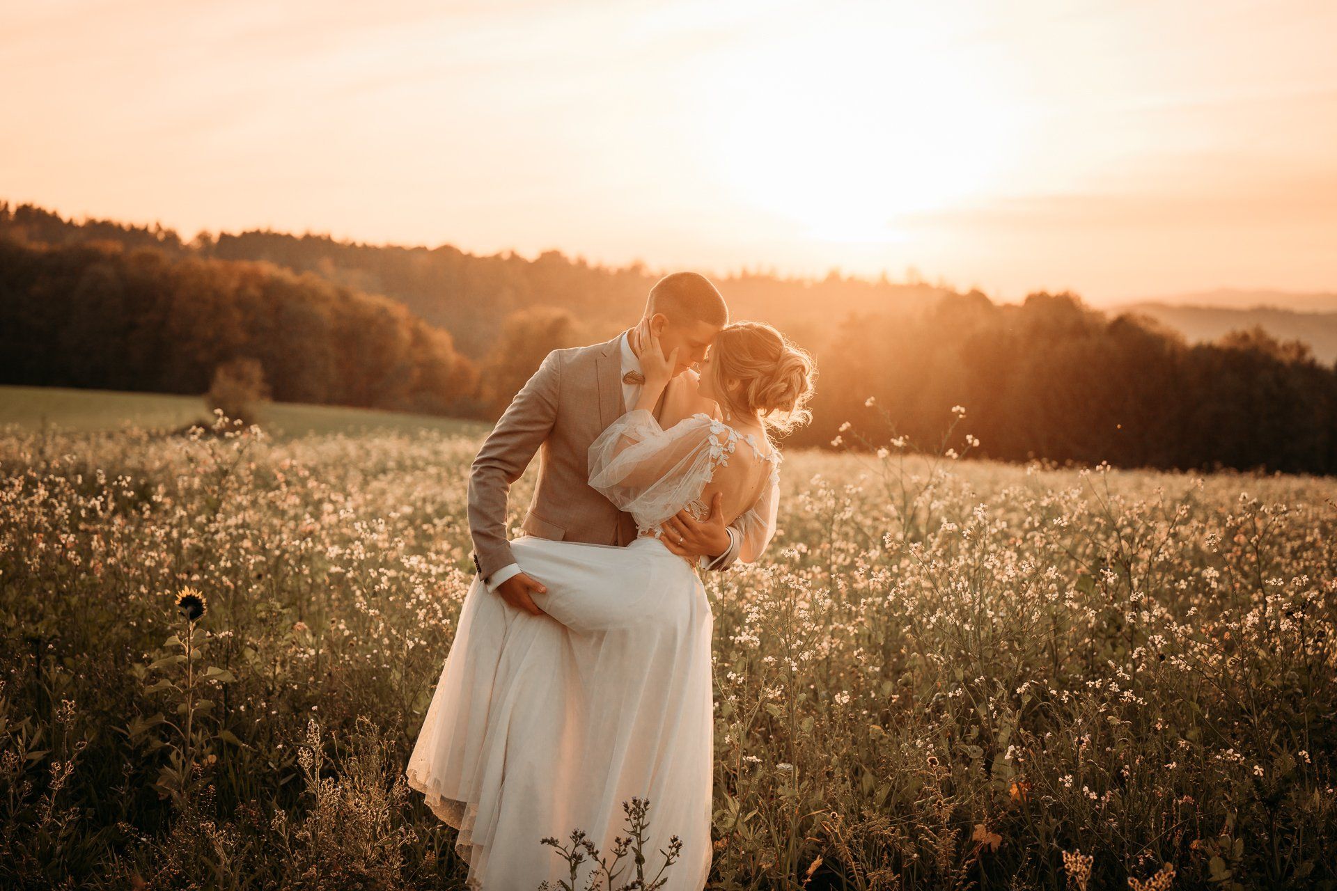 Brautpaar Hand in Hand im Abendlicht
