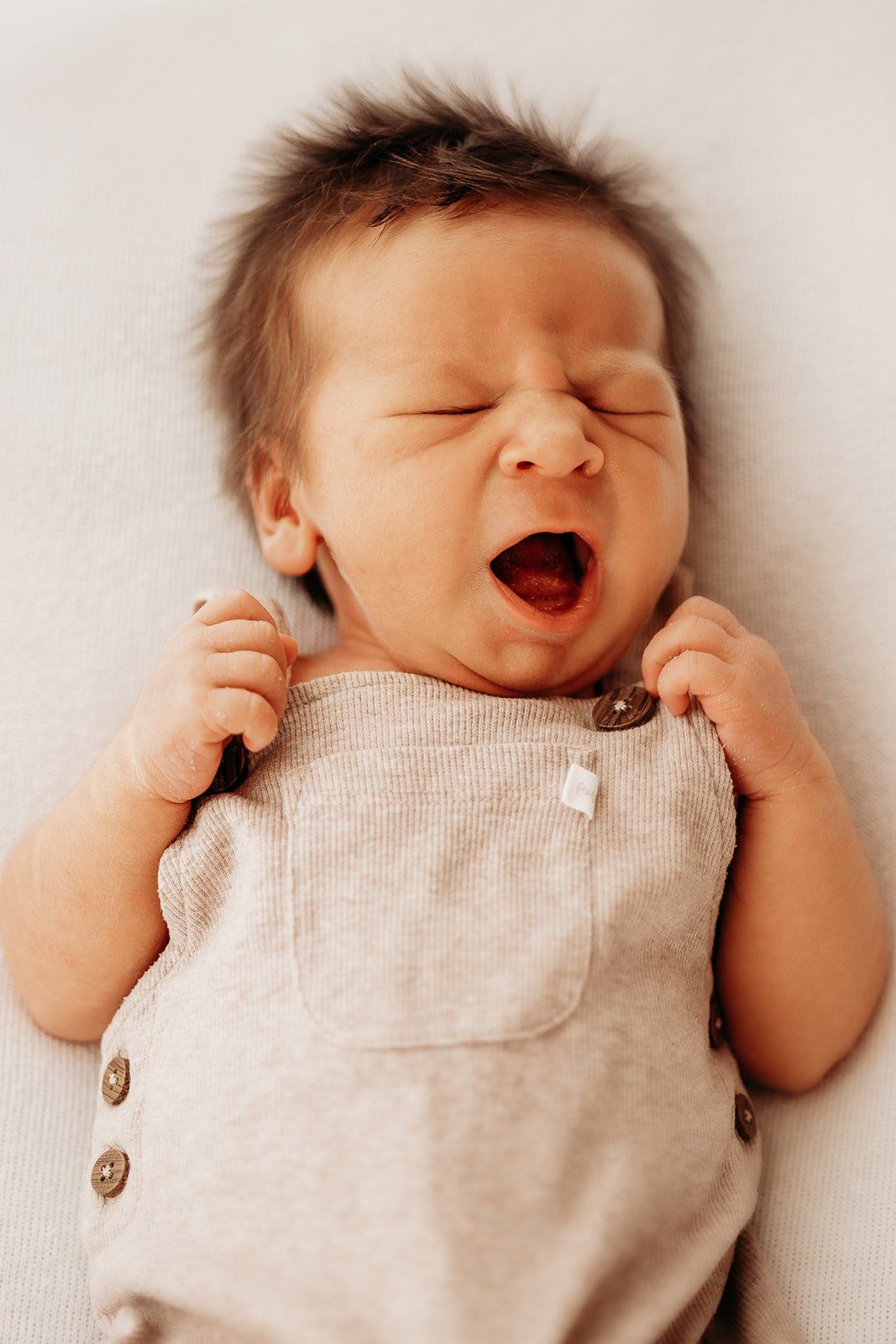 Stolze Eltern kuscheln zärtlich mit ihrem kleinen Wunder
