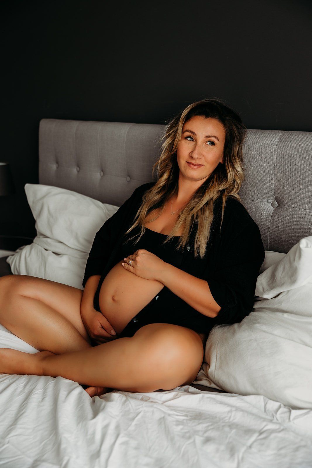 Wunderschönes Babybauch-Portrait in natürlicher Umgebung bei goldenem Licht